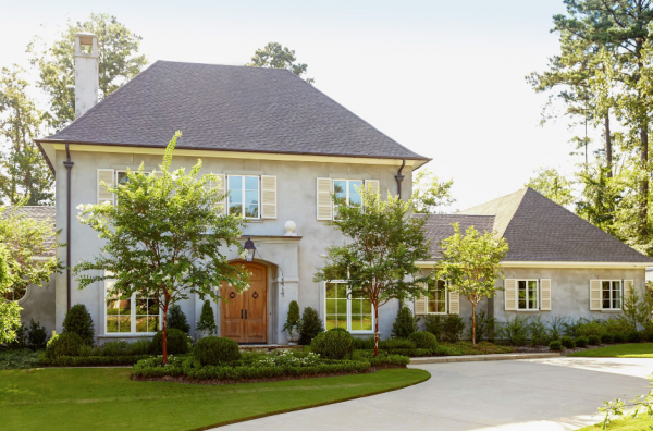Rumah dengan aksen pintu berukir yang anggun dan menawan